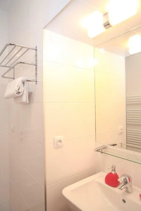 Stylish Apartment A Few Steps From Metro Praha