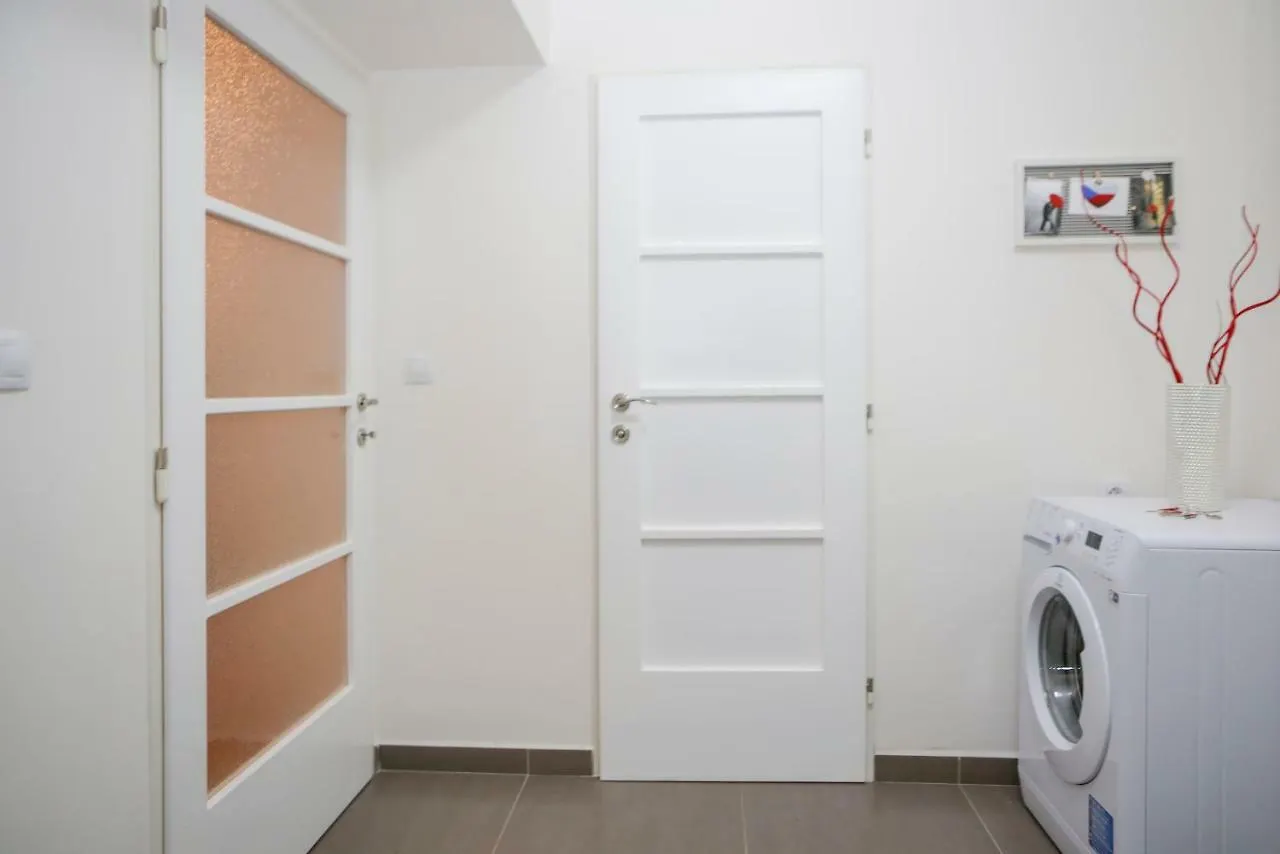 Stylish Apartment A Few Steps From Metro Praha 0*,